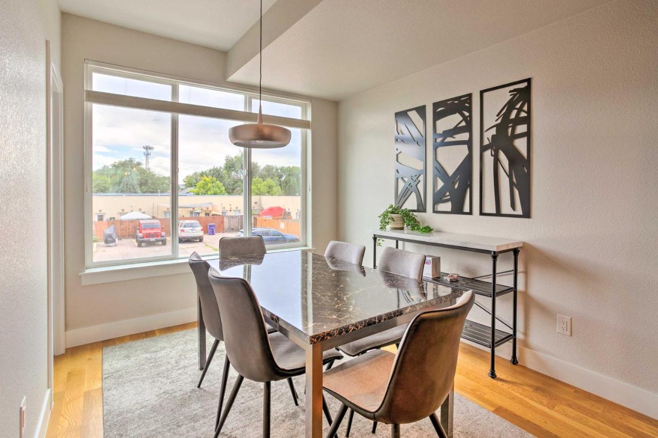 Upscale Townhome With Skyline Views *