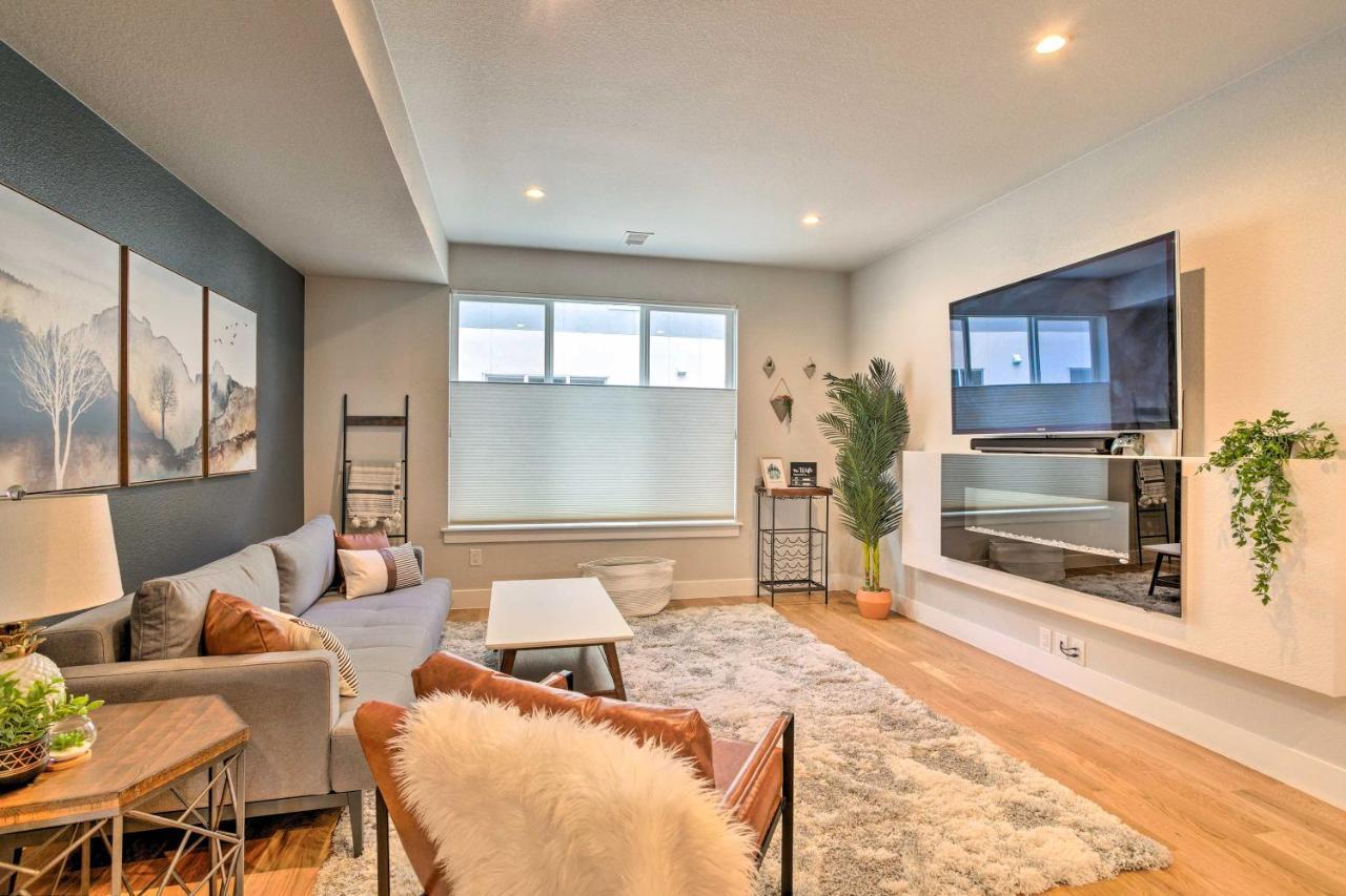 Upscale Townhome With Skyline Views