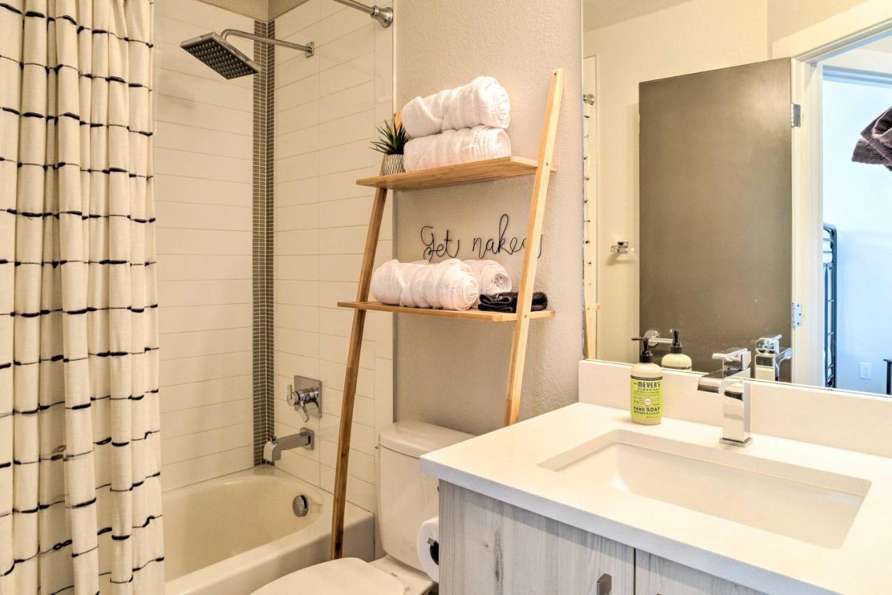 Upscale Townhome With Skyline Views Holiday home *
