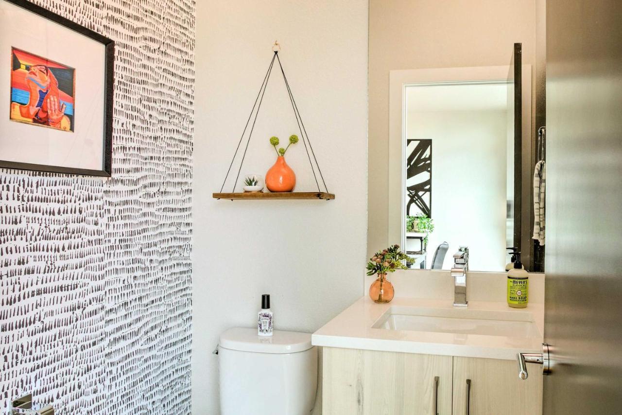 Upscale Townhome With Skyline Views Holiday home