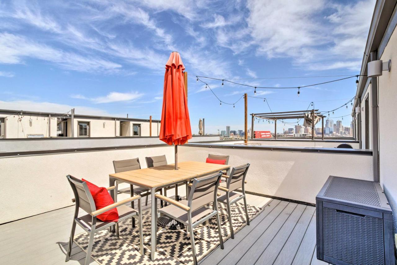 Upscale Townhome With Skyline Views Holiday home