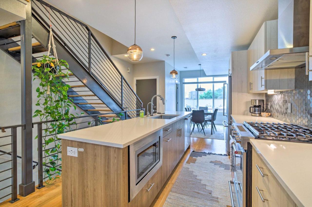 Upscale Townhome With Skyline Views